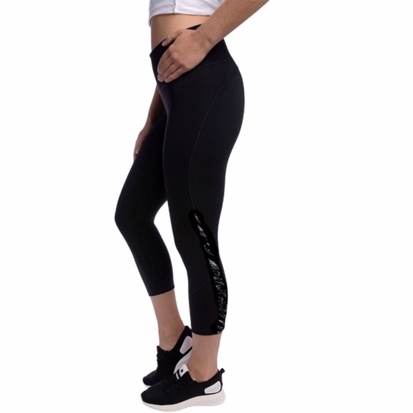 NWT Kirkland Signature Reflective Crop Tight - Picture 1 of 4